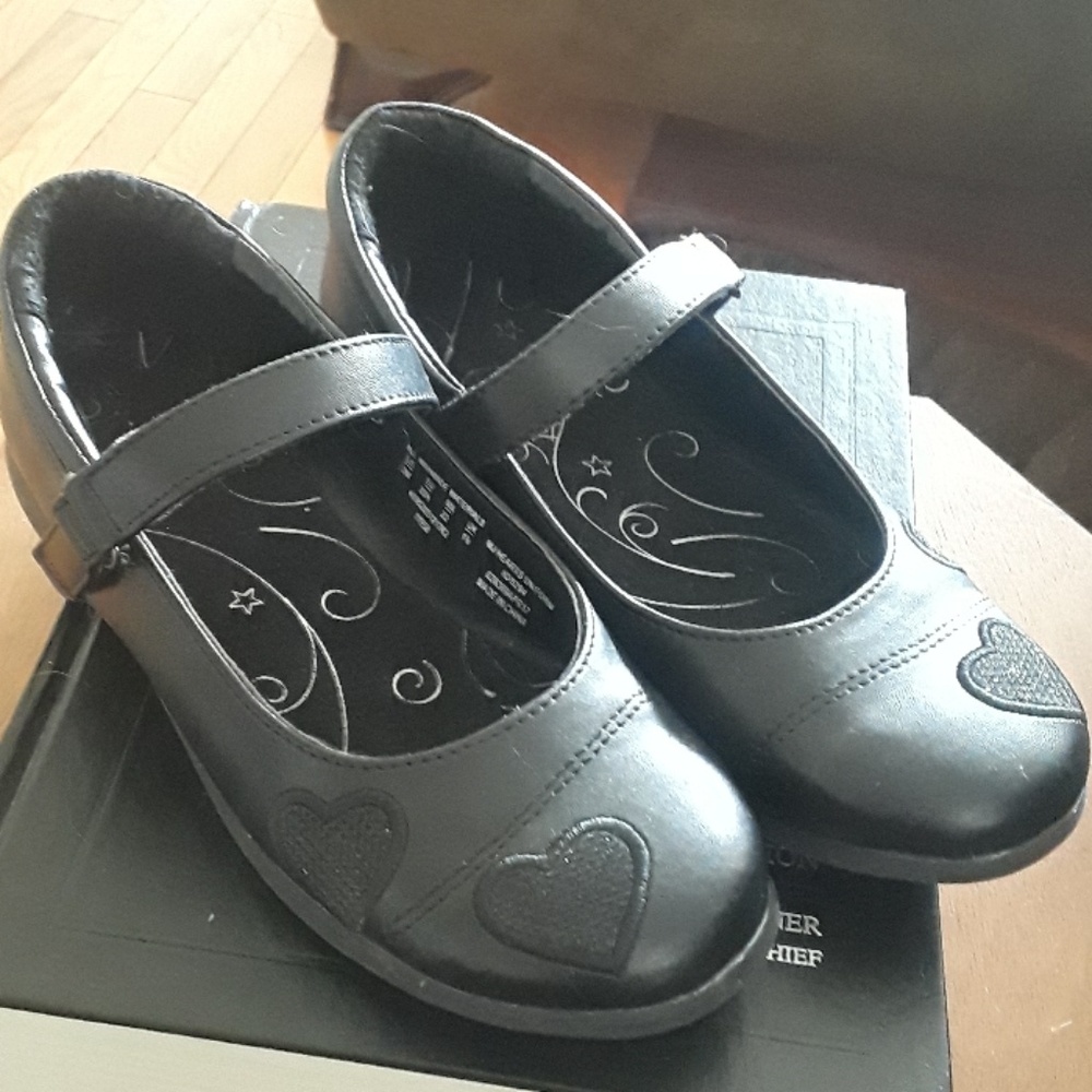Girl's MJ Hearts uniform shoes sz 2M